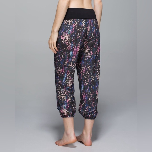 Lululemon Women’s Om Mesh Jogger Pants Floral Sport Black Multi Size 2 - Picture 4 of 16